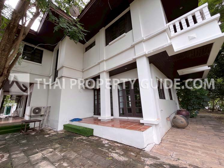 House with Shared Pool in Bangnatrad 